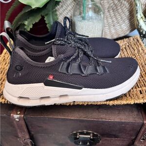 Black on clouds ☁️ running shoe